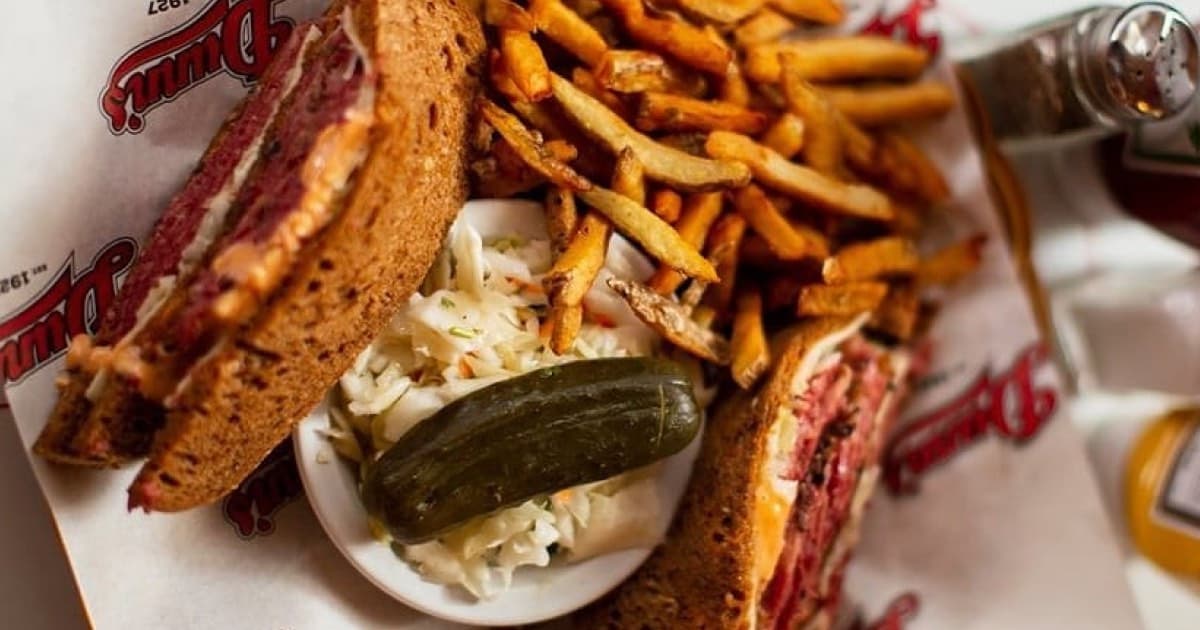 Top Sauces and Toppings to Perfect Your Smoked Meat Sandwich